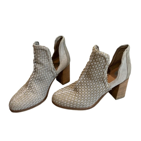 JOURNEE SIGNATURE Gray Side Cutout Kevona Woven Leather Booties, Sz 8.5 - Picture 6 of 15